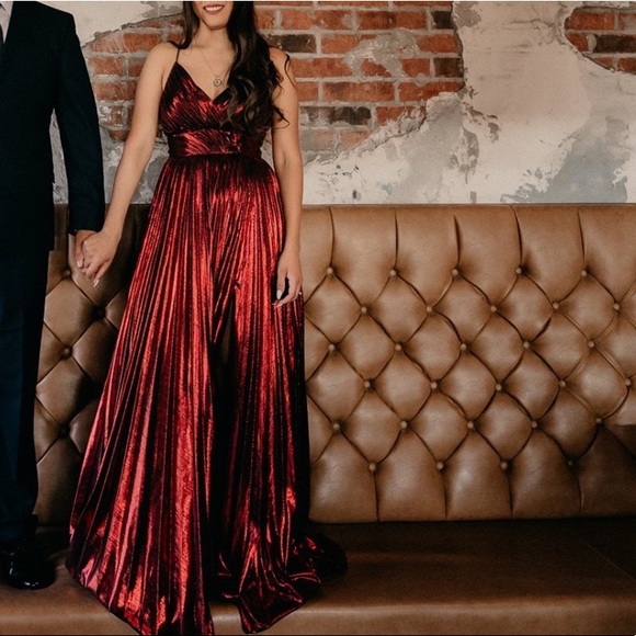 A-line dress with metallic pleated fabric and v-neckline. - Picture 3 of 4